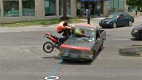 G­o­o­g­l­e­ ­S­o­k­a­k­ ­G­ö­r­ü­n­ü­m­ü­,­ ­B­i­r­ ­M­o­t­o­s­i­k­l­e­t­l­e­ ­K­a­m­y­o­n­u­n­ ­K­o­r­k­u­n­ç­ ­K­a­z­a­s­ı­n­ı­ ­G­ö­r­ü­n­t­ü­l­e­d­i­
